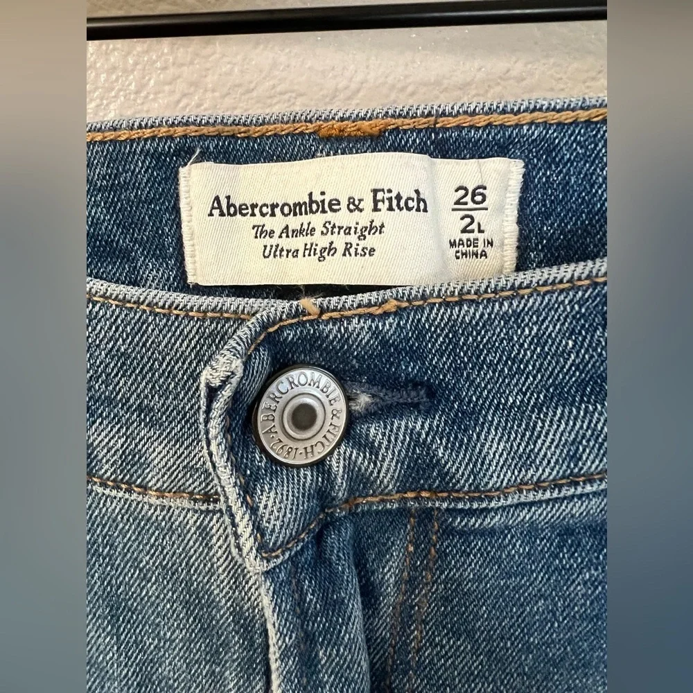 Abercrombie Curve Love Ultra High Rise Ankle Straight Jean Size 2L - Picture 6 of 11